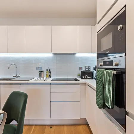 Shanti - 2bed 2bath Centre - Wifi - Netflix- Parking- Modern- Perfect For Family, Contractors, Leisure, Business By Shanti Nights Lägenhet *