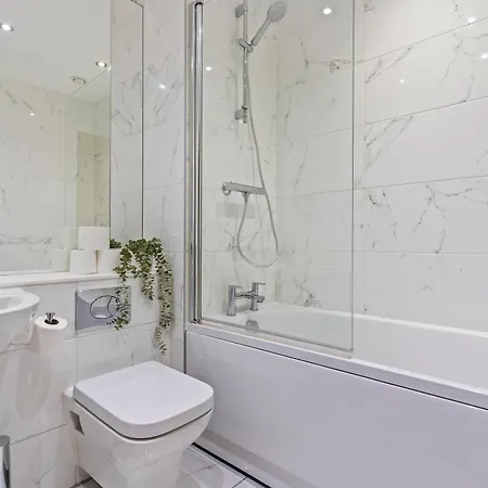Shanti - 2bed 2bath Centre - Wifi - Netflix- Parking- Modern- Perfect For Family, Contractors, Leisure, Business By Shanti Nights Lägenhet