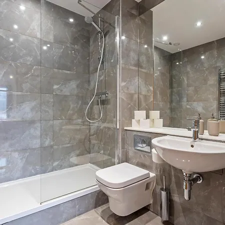 Shanti - 2bed 2bath Centre - Wifi - Netflix- Parking- Modern- Perfect For Family, Contractors, Leisure, Business By Shanti Nights *